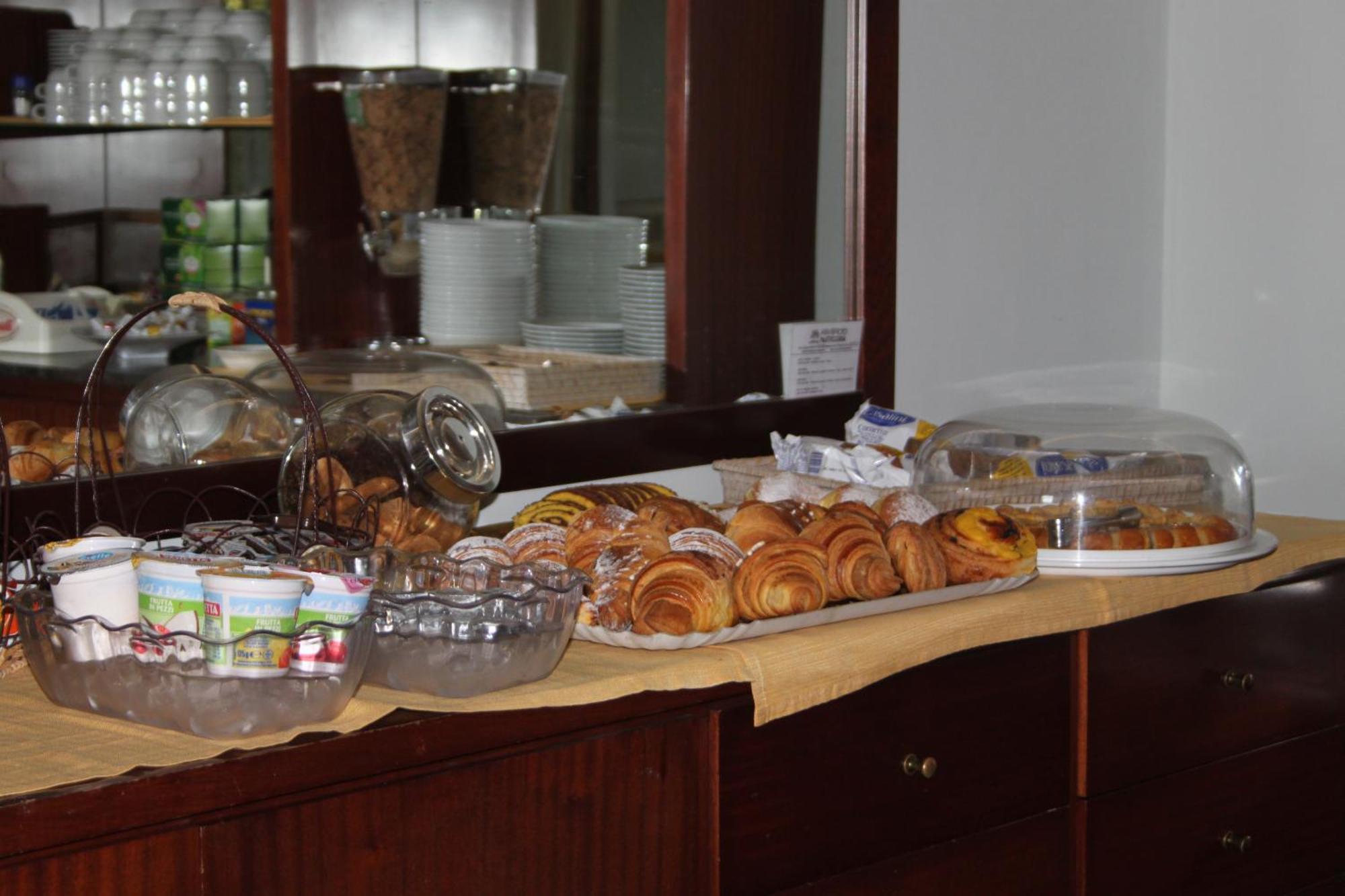 צ'יביטאנובה מארקה Hotel Girasole מראה חיצוני תמונה
