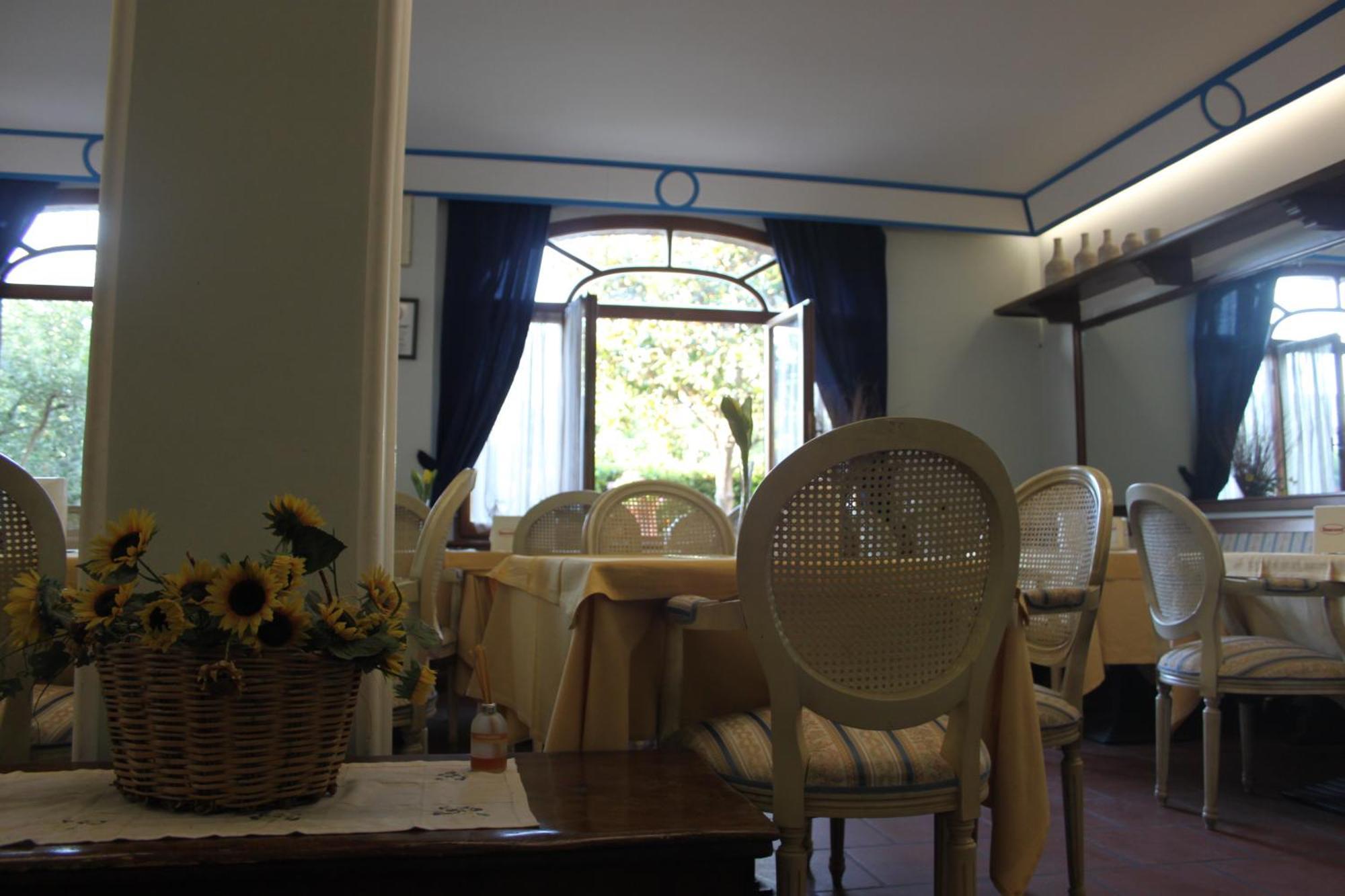 צ'יביטאנובה מארקה Hotel Girasole מראה חיצוני תמונה