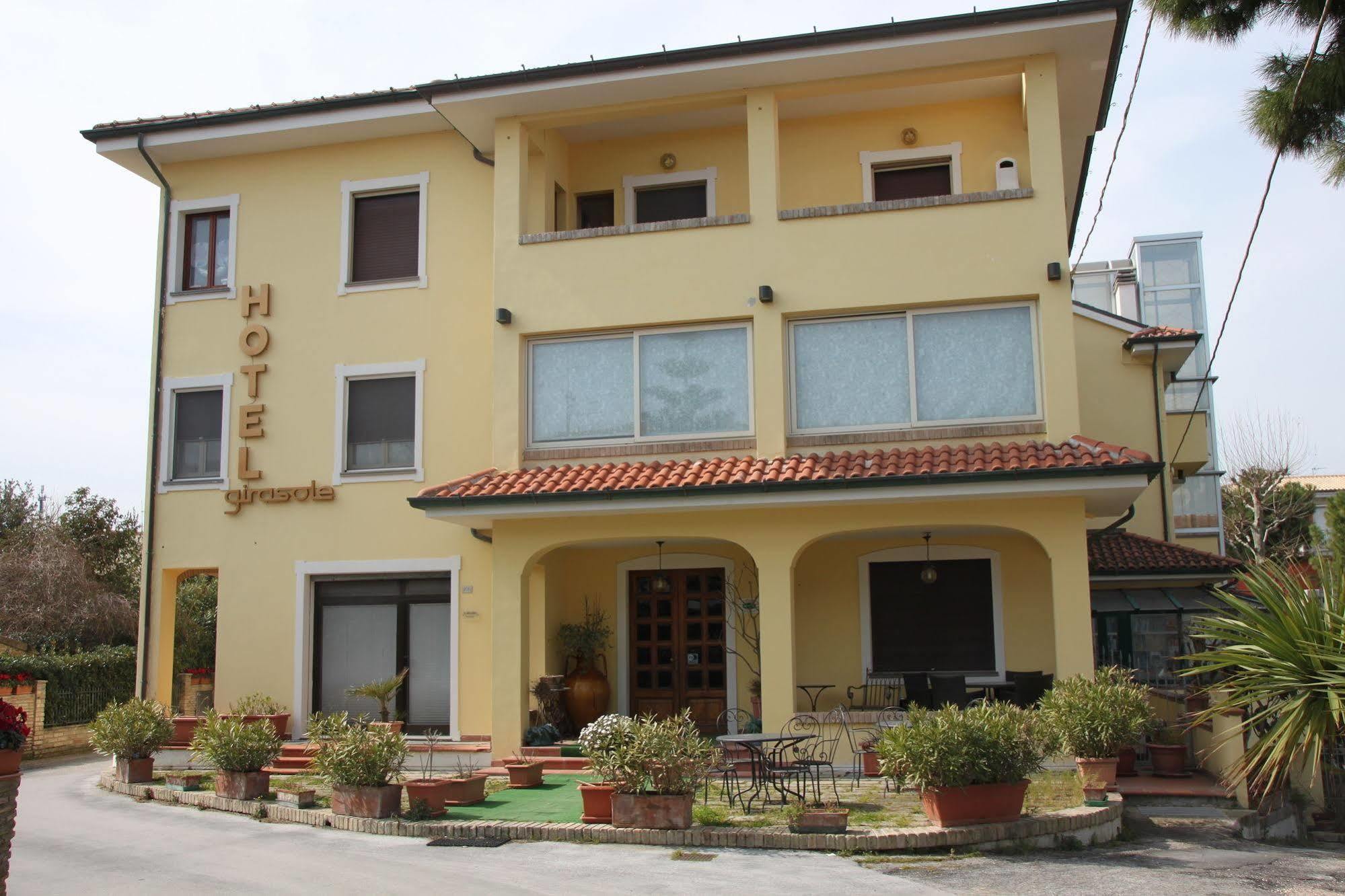 צ'יביטאנובה מארקה Hotel Girasole מראה חיצוני תמונה