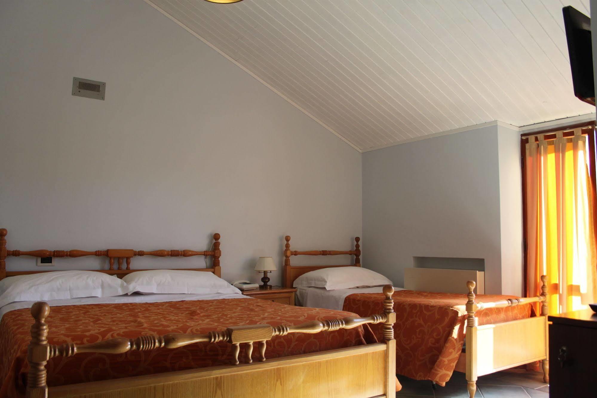 צ'יביטאנובה מארקה Hotel Girasole מראה חיצוני תמונה