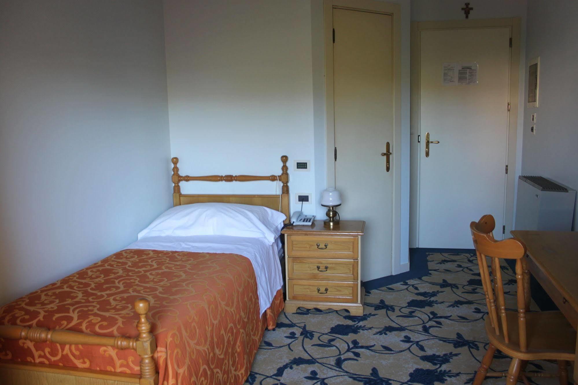 צ'יביטאנובה מארקה Hotel Girasole מראה חיצוני תמונה