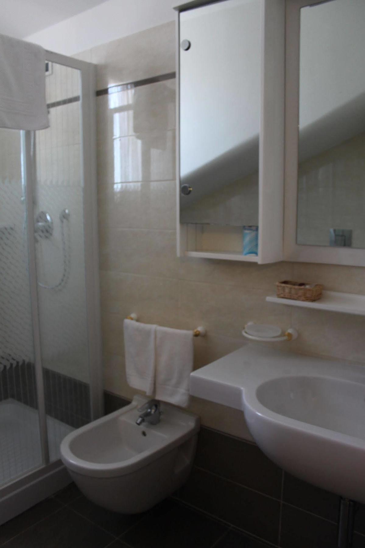 צ'יביטאנובה מארקה Hotel Girasole מראה חיצוני תמונה