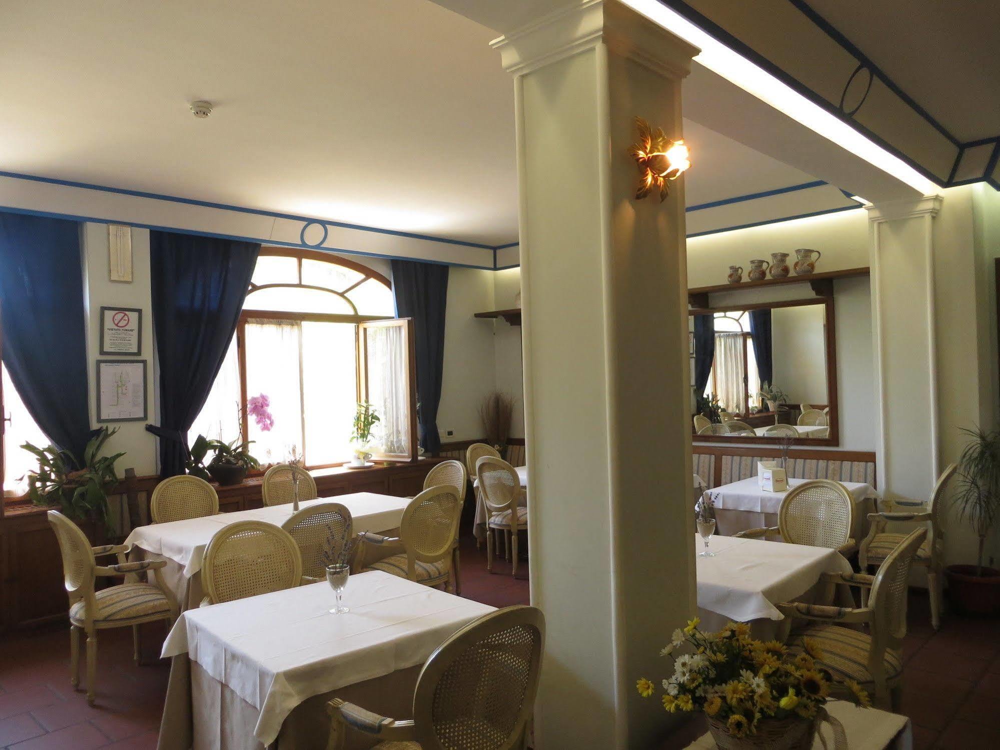 צ'יביטאנובה מארקה Hotel Girasole מראה חיצוני תמונה