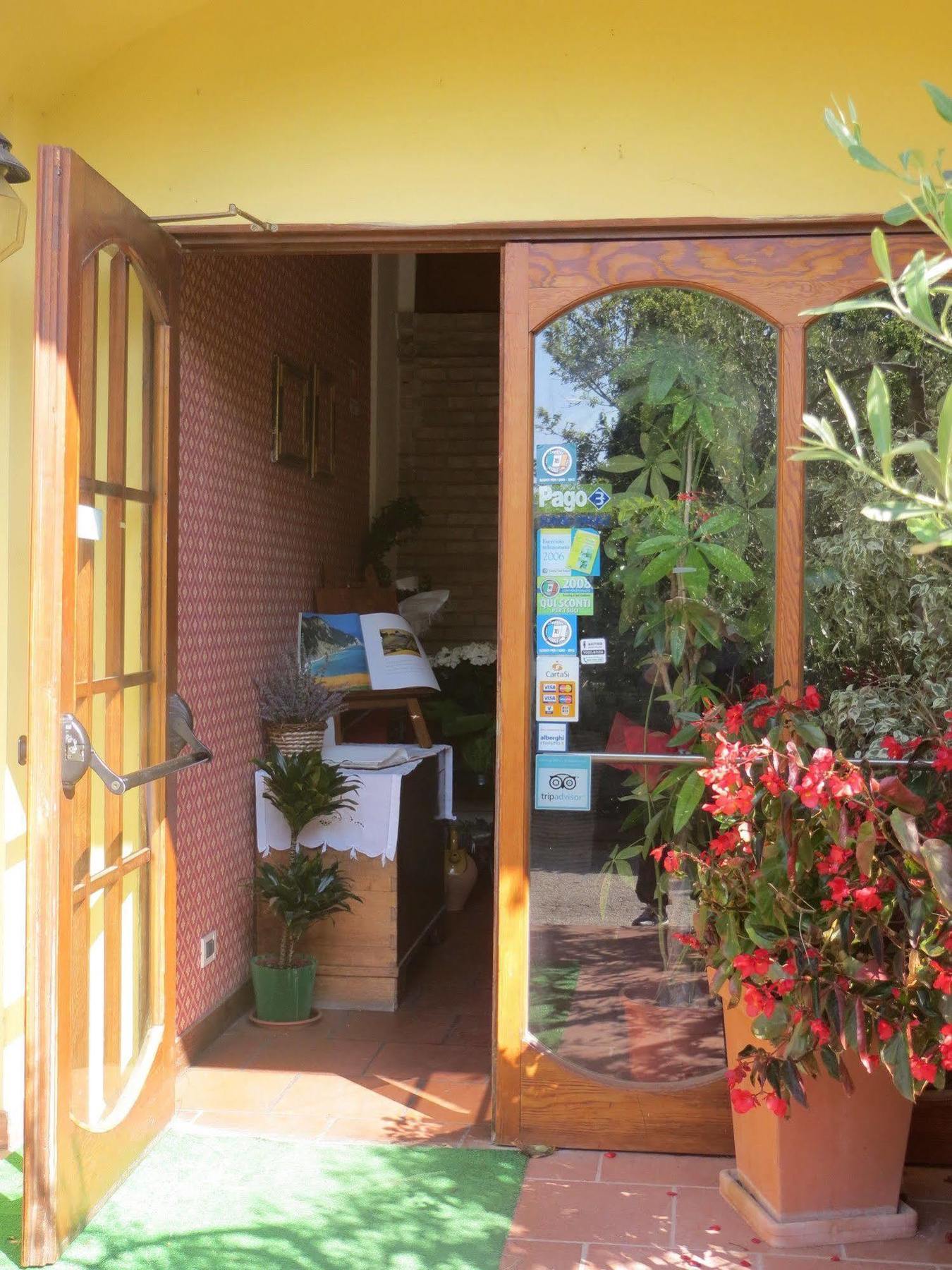 צ'יביטאנובה מארקה Hotel Girasole מראה חיצוני תמונה