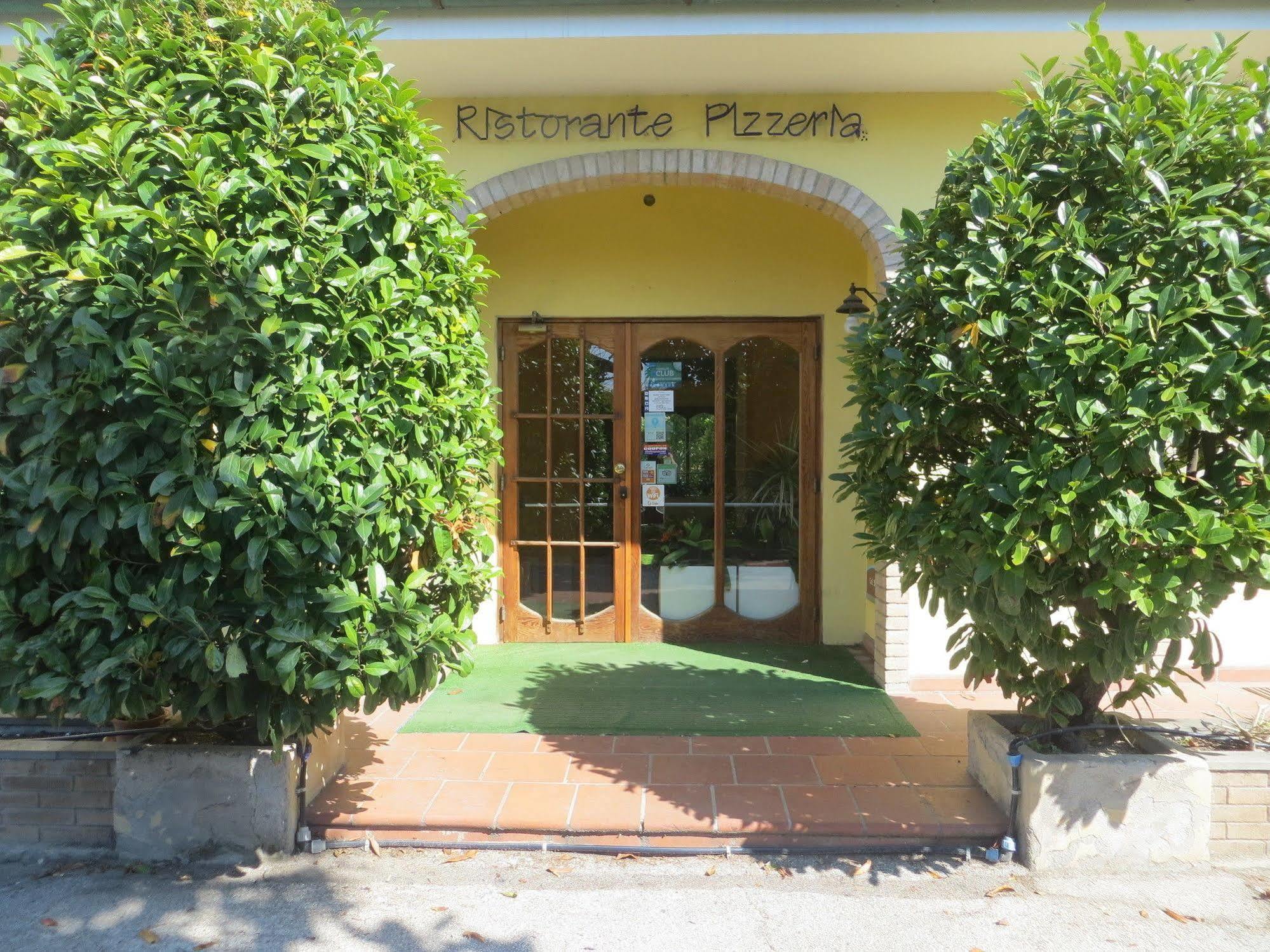 צ'יביטאנובה מארקה Hotel Girasole מראה חיצוני תמונה