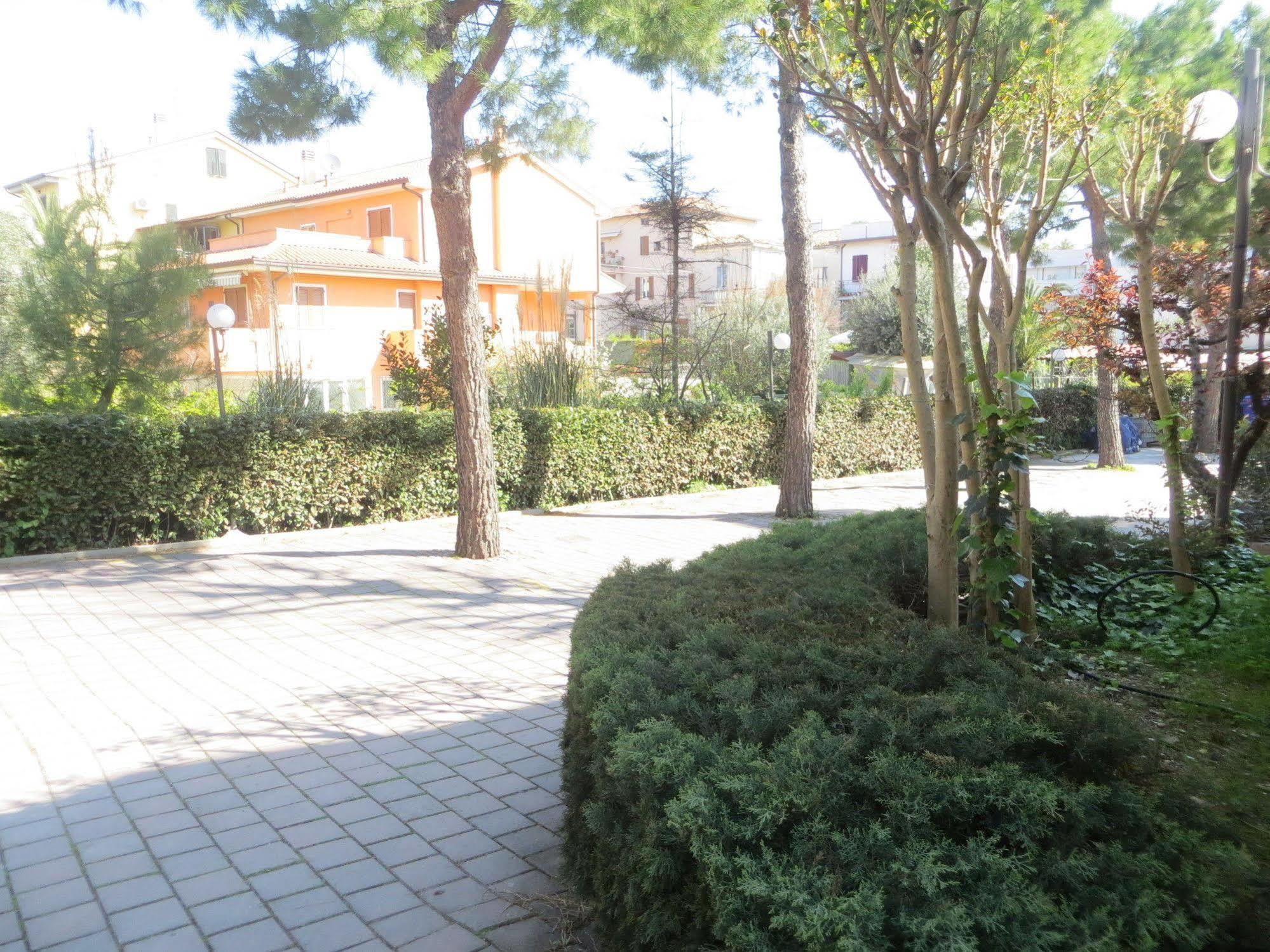 צ'יביטאנובה מארקה Hotel Girasole מראה חיצוני תמונה