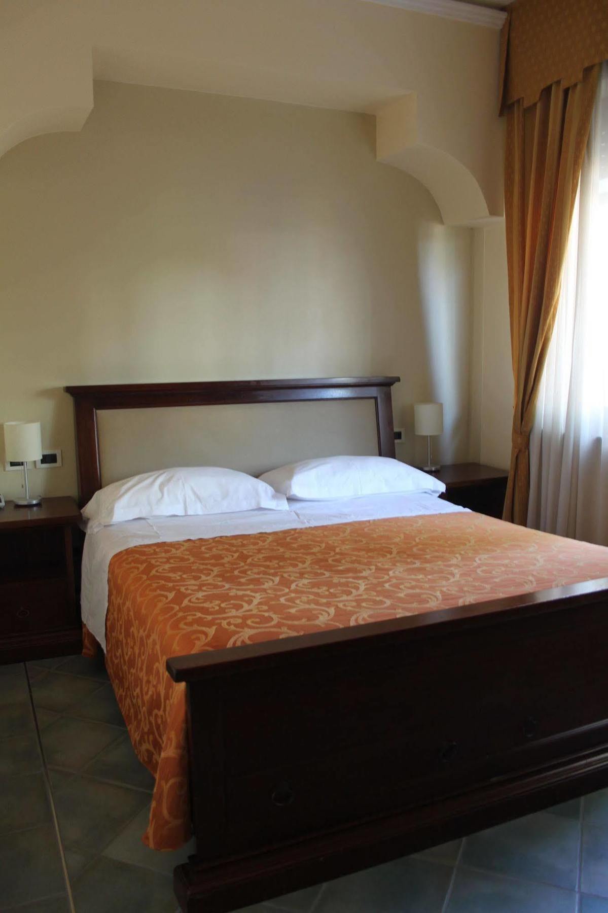 צ'יביטאנובה מארקה Hotel Girasole מראה חיצוני תמונה